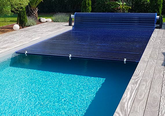 Lames polycarbonate volet piscine bleu transparent fond noir